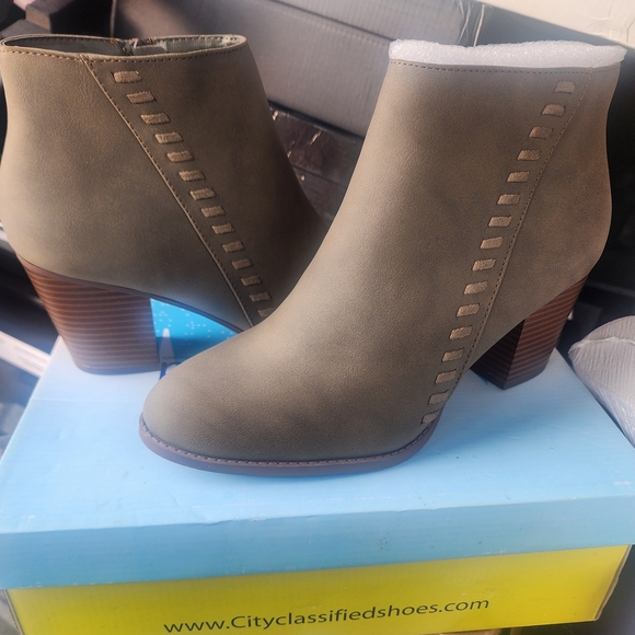 Cityclassified Ankle Booties with Block Heel - Picture 2 of 3